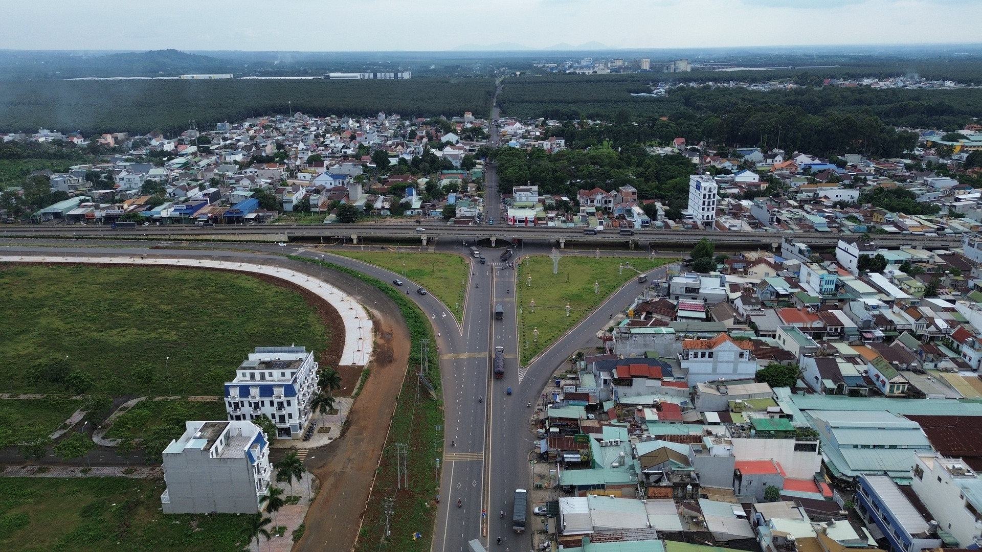 Tỉnh giàu có của Việt Nam sẽ chi gần 6.000 tỷ để lên đời trục xương sống 30km, kết nối sân bay tỷ đô lớn nhất cả nước- Ảnh 2.
