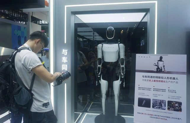 Elon Musk tuyên bố robot Optimus có thể giúp GDP toàn cầu tăng gấp 100 lần - ảnh 1