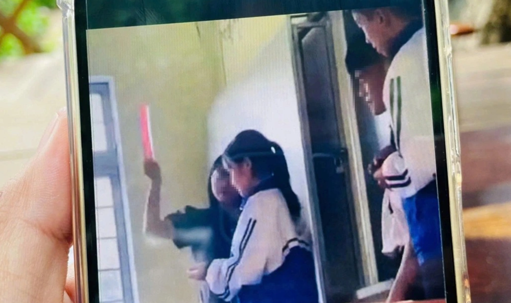 Cho thôi việc nữ giáo viên sinh năm 2003 - ảnh 1