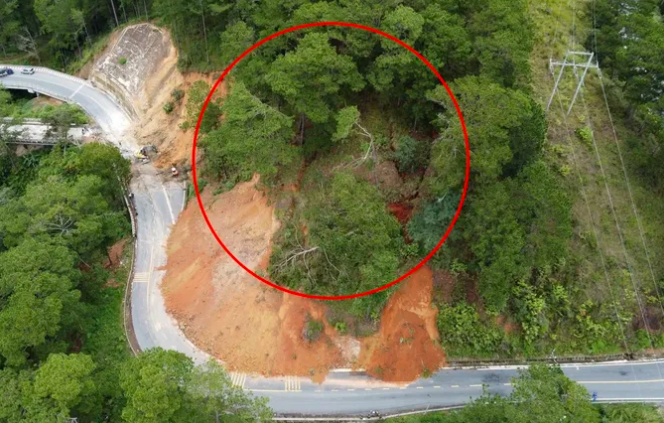 Khẩn cấp sửa chữa cung đèo hiểm trở thường xuyên xảy ra sạt lở dẫn vào 'tiểu Paris' của Việt Nam- Ảnh 1.