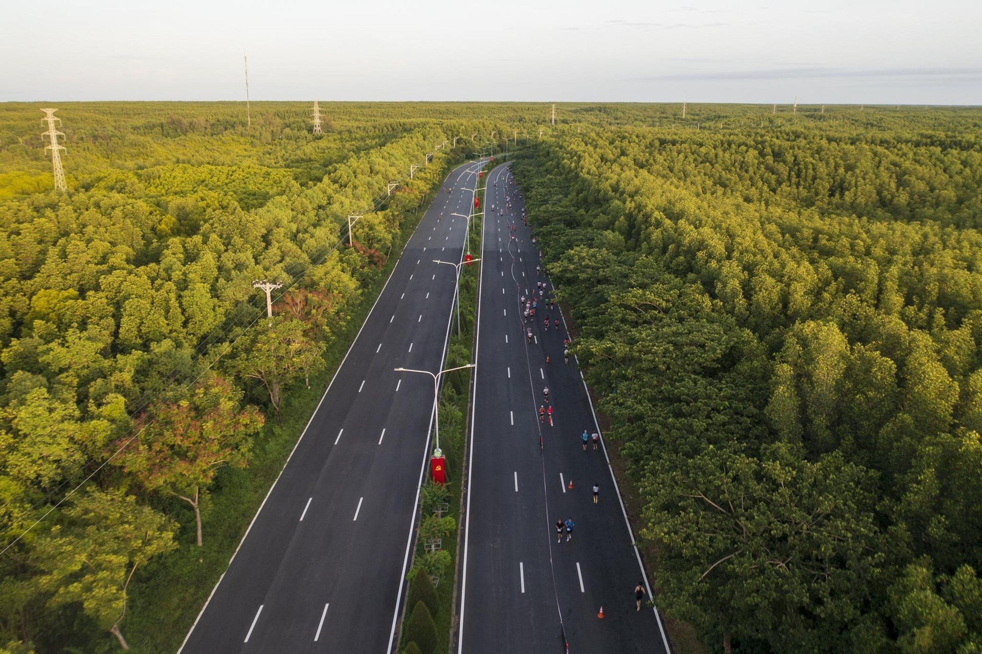 Tuyến đường sắt tốc độ cao 4 tỷ USD có bóng dáng Vinspeed: Sẽ vận hành vào năm 2028, phục vụ gần 44.000 lượt khách mỗi ngày- Ảnh 1.