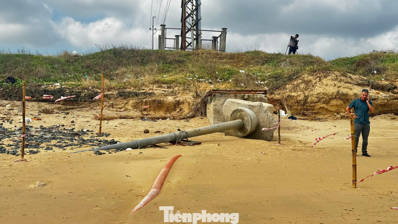 Sóng lớn đã cuốn trôi đất nền, làm đổ trụ cảnh báo và khiến tuyến cáp ngầm 22kV trồi hẳn lên mặt cát. tp-2880.jpg