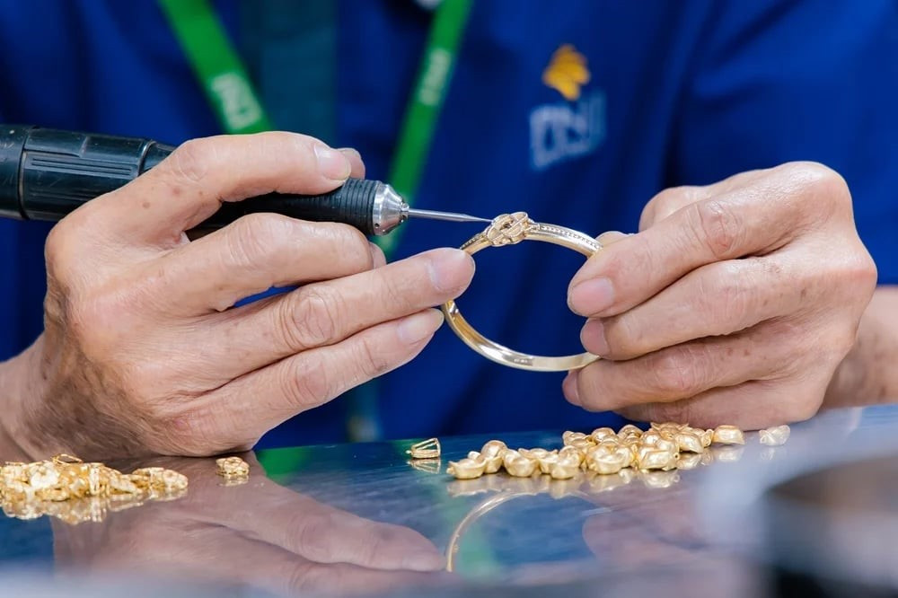 Mua 2 cây vàng với giá 282 triệu đồng, người dân phát hiện điều bất ngờ, lập tức trình báo công an - ảnh 2