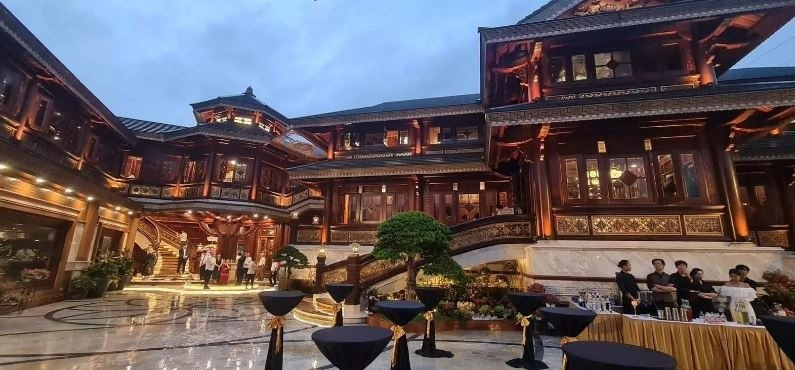 Hàng chục cảnh sát có mặt tại biệt phủ 4.000m2 của bà chủ Mailisa - ảnh 1