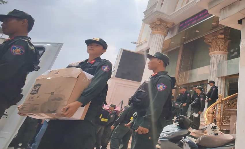 Hàng chục cảnh sát có mặt tại biệt phủ 4.000m2 của bà chủ Mailisa - ảnh 6