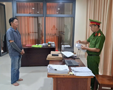 Khởi tố, cấm đi khỏi nơi cư trú với Giám đốc sinh năm 1972