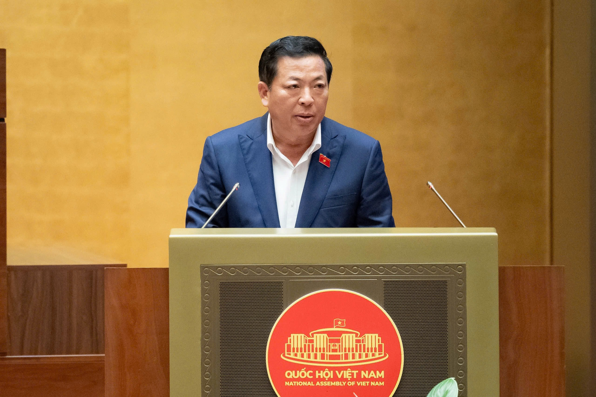 Bộ trưởng Bộ Xây dựng Trần Hồng Minh tại phiên thảo luận. Nguồn ảnh: Quốc hội