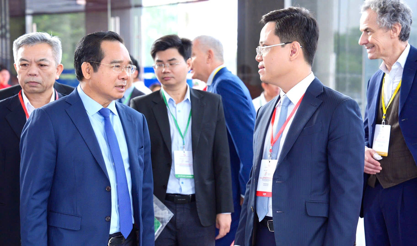 Chủ tịch UBND TPHCM Nguyễn Văn Được (bìa trái) trao đổi với các đại biểu. bd-0.jpg