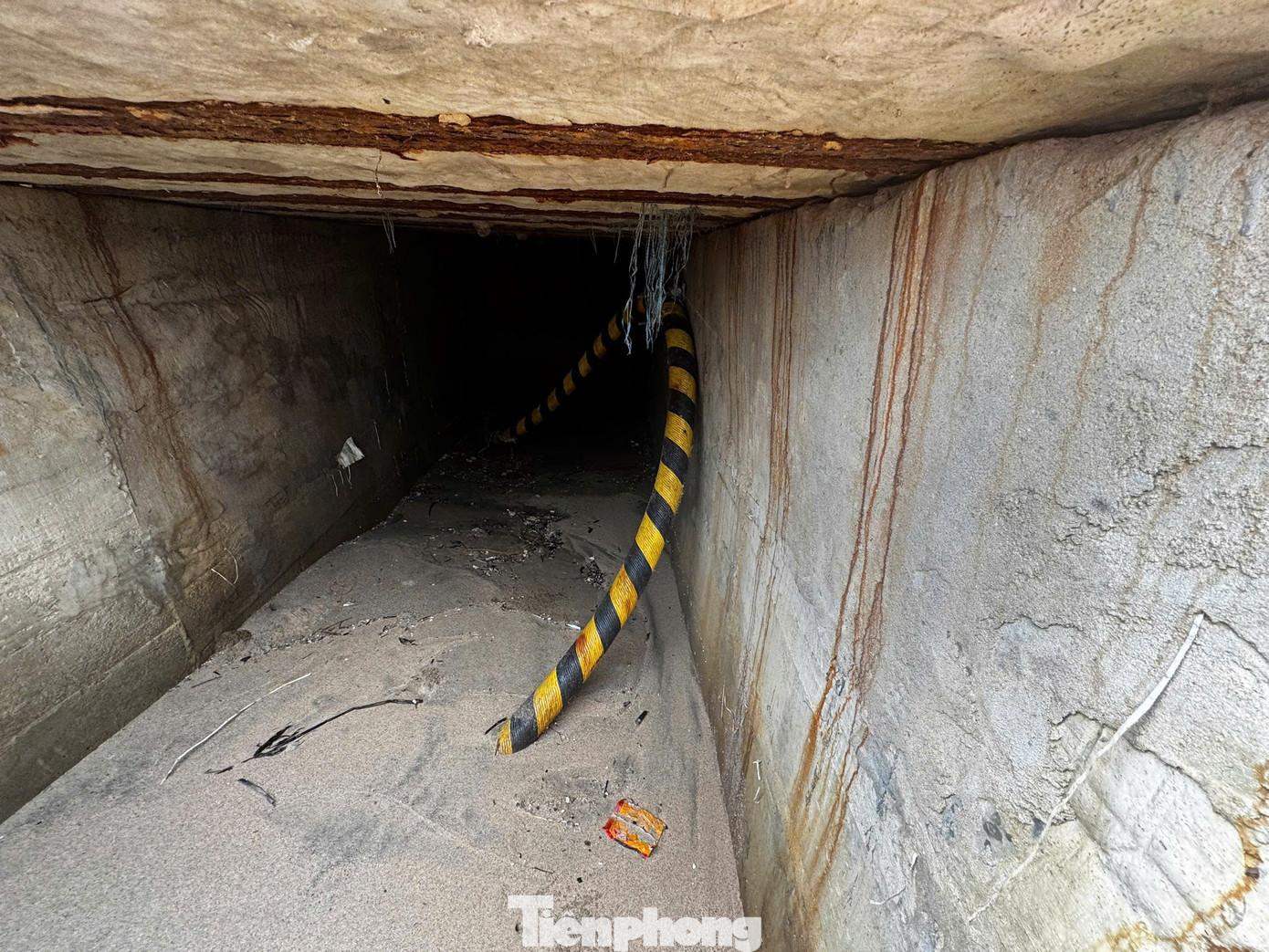 Bên trong tuyến cáp ngầm. tp-2884.jpg