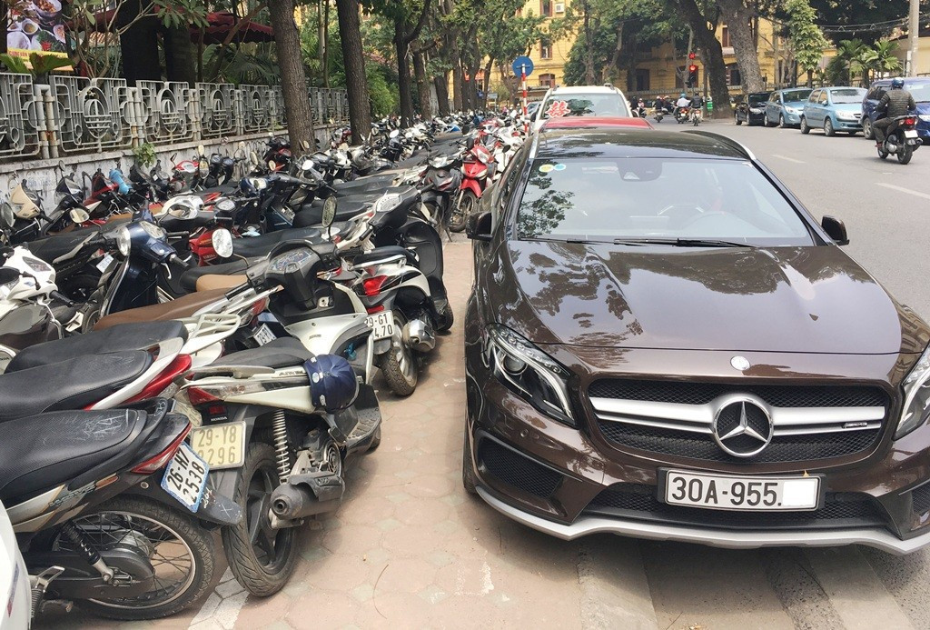 Sở Xây dựng sẽ kiểm tra, chấn chỉnh hoạt động trông giữ phương tiện, lấn chiếm lòng đường. Ảnh: A.Trọng 173-cat.jpg