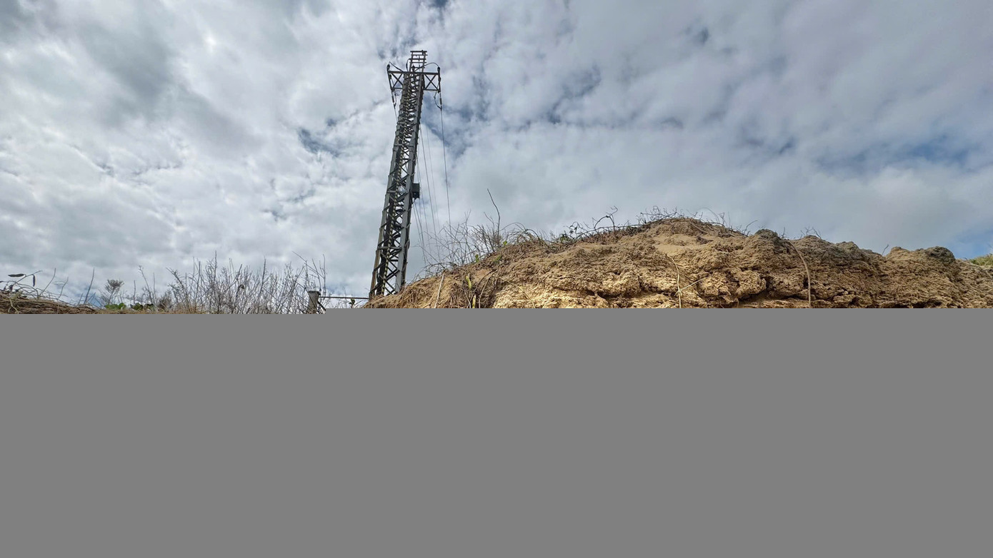 Sóng lớn có thể tiếp tục khoét sâu khu vực sạt lở, đánh sập hoàn toàn phần đầu tuyến cáp xuyên biển. tp-2882.jpg