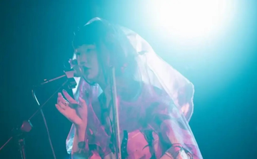 Nữ ca sĩ nổi tiếng sinh năm 1999 qua đời