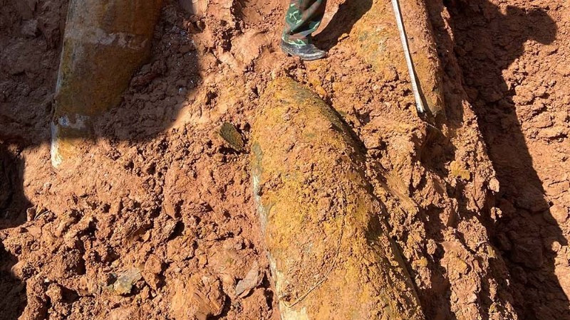 Bất ngờ phát hiện 3 quả bom giữa cánh đồng - ảnh 1