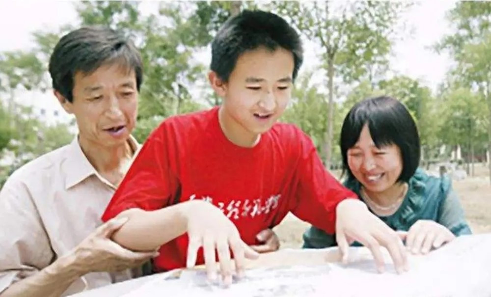 Thần đồng 10 tuổi đỗ đại học, 16 tuổi học Tiến sĩ nay thất nghiệp, sống nhờ tiền chu cấp của bố mẹ, mỗi ngày chỉ ăn rau và canh - ảnh 4