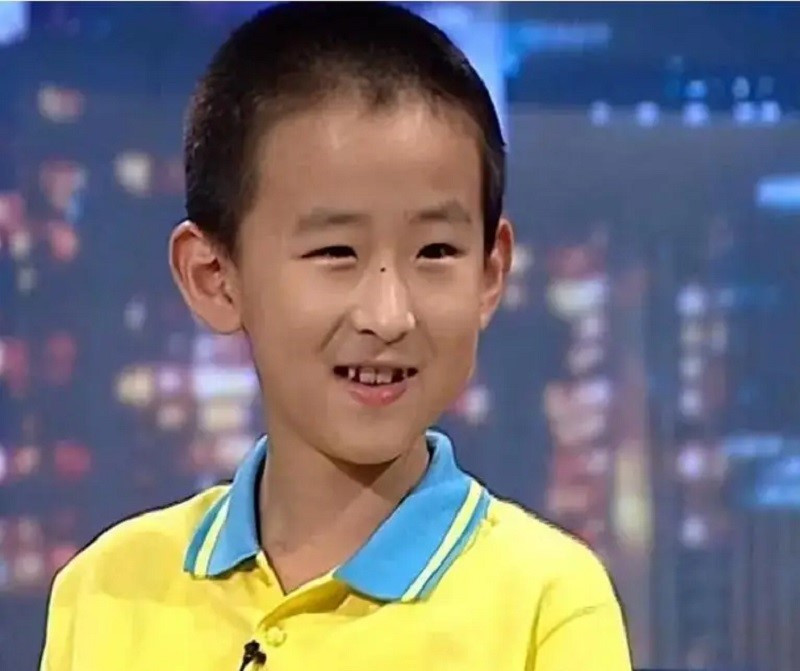 Thần đồng 10 tuổi đỗ đại học, 16 tuổi học Tiến sĩ nay thất nghiệp, sống nhờ tiền chu cấp của bố mẹ, mỗi ngày chỉ ăn rau và canh - ảnh 1