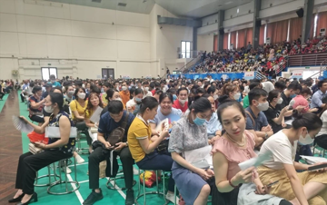 Cách nào chấm dứt cảnh hàng nghìn người xếp hàng 'bốc thăm may rủi' mua nhà xã hội?