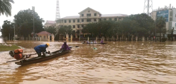 Huế chuẩn bị 'đón' thêm đợt mưa lũ, cảnh báo sóng biển cao 4m