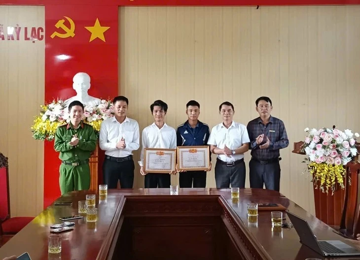 Nam sinh lớp 11 cùng hai thanh niên được khen thưởng vì cứu người đuối nước