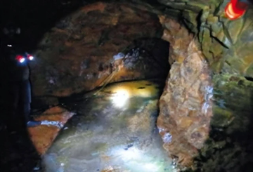 Phát hiện 'con suối chứa đầy vàng', chuyên gia cho nổ mìn phá núi, tìm thấy kho báu 4.500 tỷ bị chôn vùi suốt 400 năm