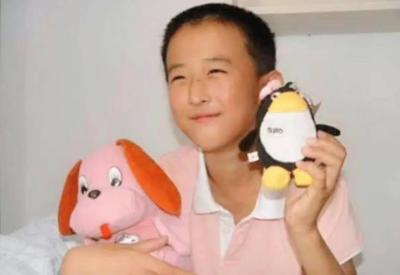 Thần đồng 10 tuổi đỗ đại học, 16 tuổi học Tiến sĩ nay thất nghiệp, sống nhờ tiền chu cấp của bố mẹ, mỗi ngày chỉ ăn rau và canh - ảnh 2