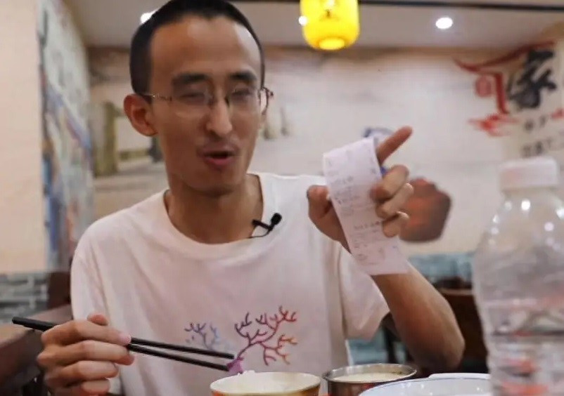 Thần đồng 10 tuổi đỗ đại học, 16 tuổi học Tiến sĩ nay thất nghiệp, sống nhờ tiền chu cấp của bố mẹ, mỗi ngày chỉ ăn rau và canh - ảnh 6