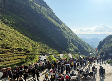 Con dốc hiểm trở cách Hà Nội 400km bất ngờ tắc cứng, biển người xếp hàng, đông như 'vỡ trận'