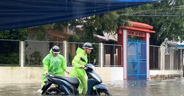 Mưa lớn kéo dài gây ngập sâu, Khánh Hòa cảnh báo