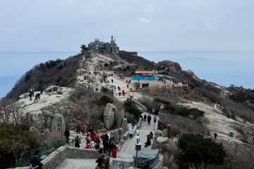 Phạt tù nam du khách viết tên lên 35 di tích tại ngọn núi được UNESCO công nhận