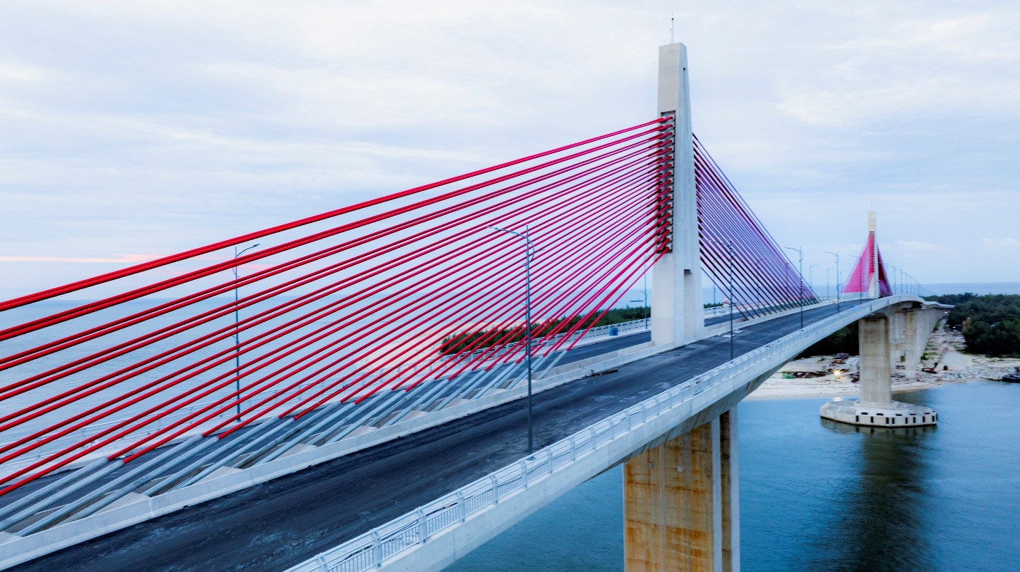 Sắp thông xe cầu vượt biển dài nhất miền Trung, kết thúc hơn 100 năm di chuyển bằng đò của người dân đôi bờ- Ảnh 2. Sắp thông xe cầu vượt biển dài nhất miền Trung, kết thúc hơn 100 năm di chuyển bằng đò của người dân đôi bờ- Ảnh 2.