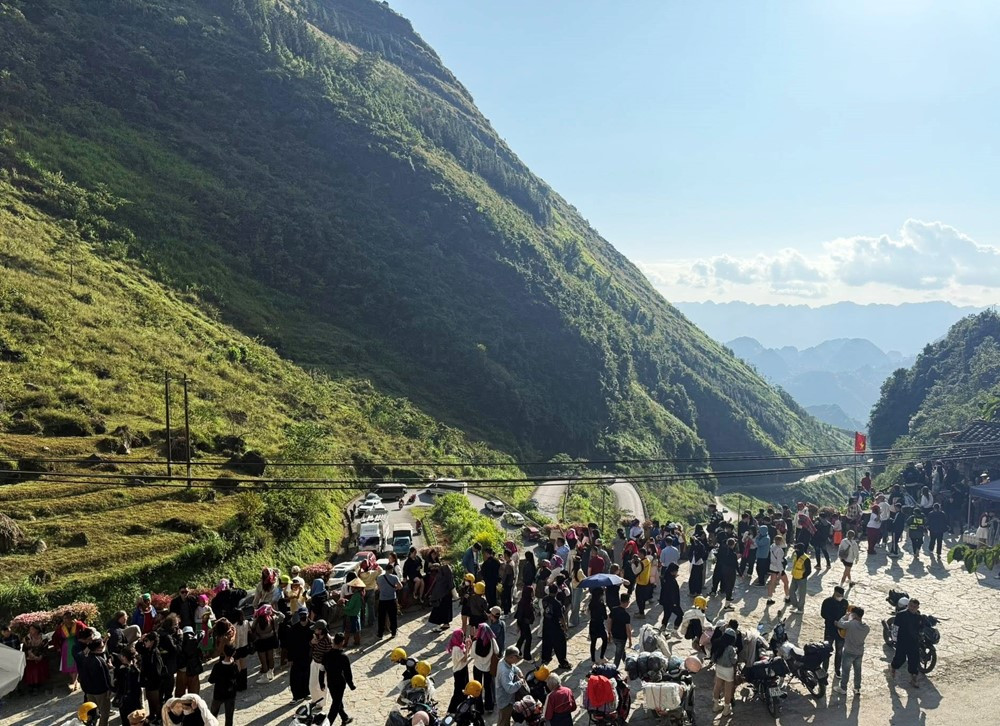 Con dốc hiểm trở cách Hà Nội 400km bất ngờ tắc cứng, biển người xếp hàng, đông như 'vỡ trận' - ảnh 2