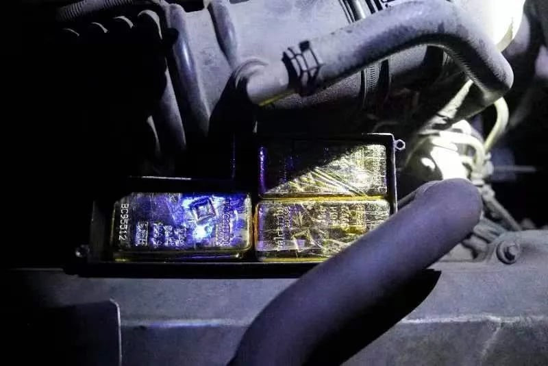 Tịch thu 800 cây vàng, trị giá hơn 51 tỷ được giấu trong 'khoang bí mật' của một xe ô tô nhập cảnh - ảnh 2