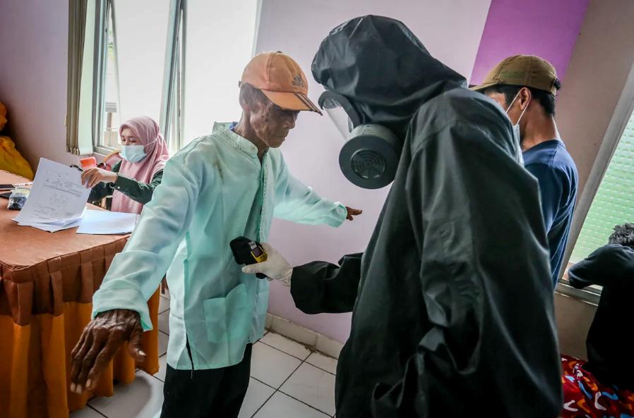 Làm thế nào Mỹ phát hiện được tôm và giày thể thao nhiễm phóng xạ gây ung thư từ nền kinh tế số 1 Đông Nam Á? - ảnh 3