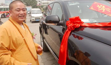 Bắt giữ cựu trụ trì nghi sở hữu tài sản hơn 79.000 tỷ, 15 chiếc xe sang, mặc áo cà sa đính đầy vàng và đá quý