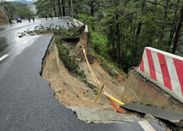 Cửa ngõ dẫn vào 'tiểu Paris' của Việt Nam sạt lở bất thường, cấm lưu thông hai chiều