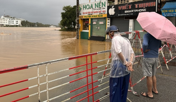 Huế mưa lớn suốt 2 ngày, lũ trên sông dâng cao, cảnh báo nguy cơ ngập