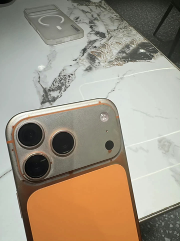iPhone 17 Pro Max màu cam vũ trụ bị bong sơn mảng lớn vì 1 thao tác hết sức bình thường khiến các tín đồ Apple hoang mang