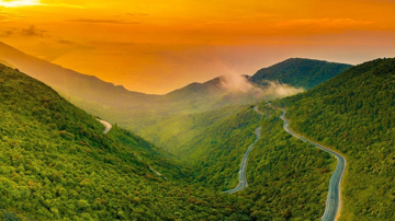 Việt Nam có cung đường được tạp chí Mỹ vinh danh 'đẹp nhất thế giới', là 'tường thành' tự nhiên của hai tỉnh miền Trung