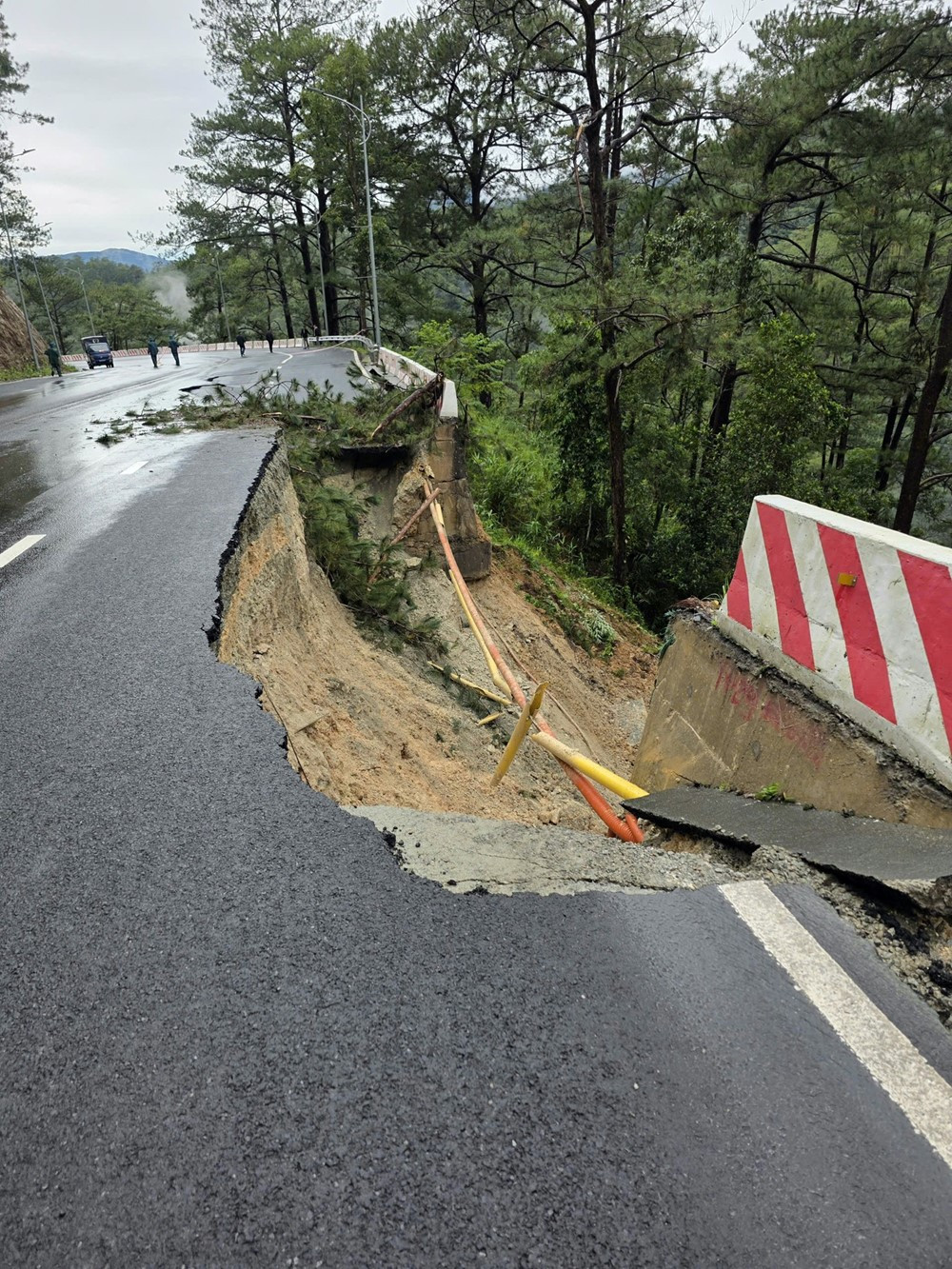 Cửa ngõ dẫn vào 'tiểu Paris' của Việt Nam sạt lở bất thường, cấm lưu thông hai chiều - ảnh 1