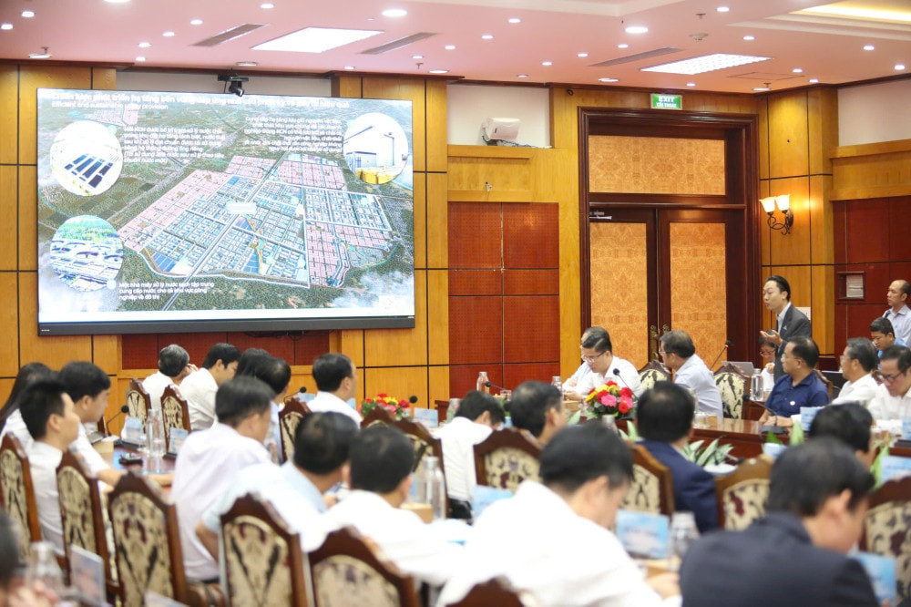 Đại diện Liên danh nhà đầu tư trình bày dự thảo Đề án Hình thành và phát triển Khu phức hợp Mộc Bài Xuyên Á