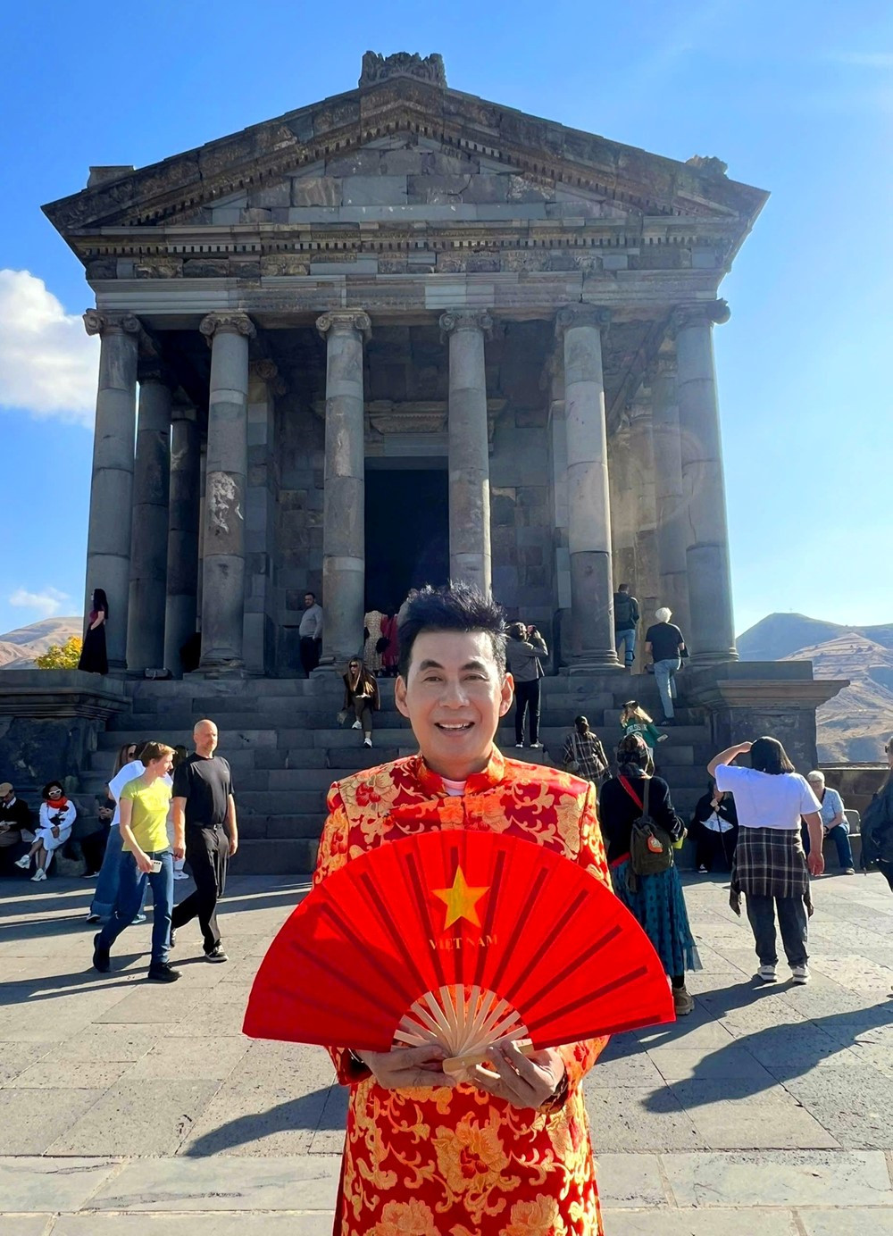 Thủ khoa đại học từng là 'thiên vương' của Việt Nam, ở nhà trị giá 2.000 cây vàng, U50 vẫn độc thân, từng đến 250 tỉnh thành - ảnh 1