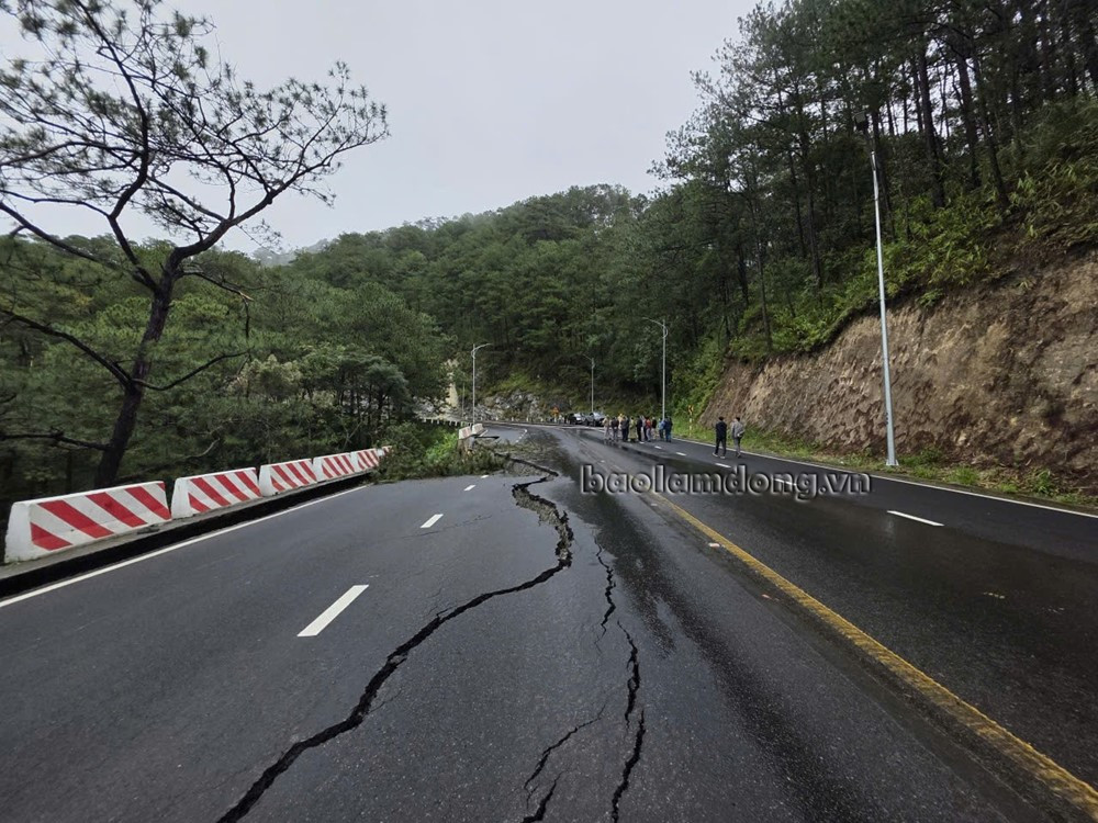 Cửa ngõ dẫn vào 'tiểu Paris' của Việt Nam sạt lở bất thường, cấm lưu thông hai chiều - ảnh 2