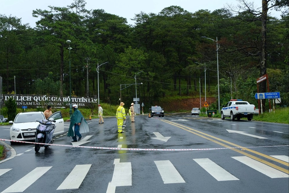 Cửa ngõ dẫn vào 'tiểu Paris' của Việt Nam sạt lở bất thường, cấm lưu thông hai chiều - ảnh 3