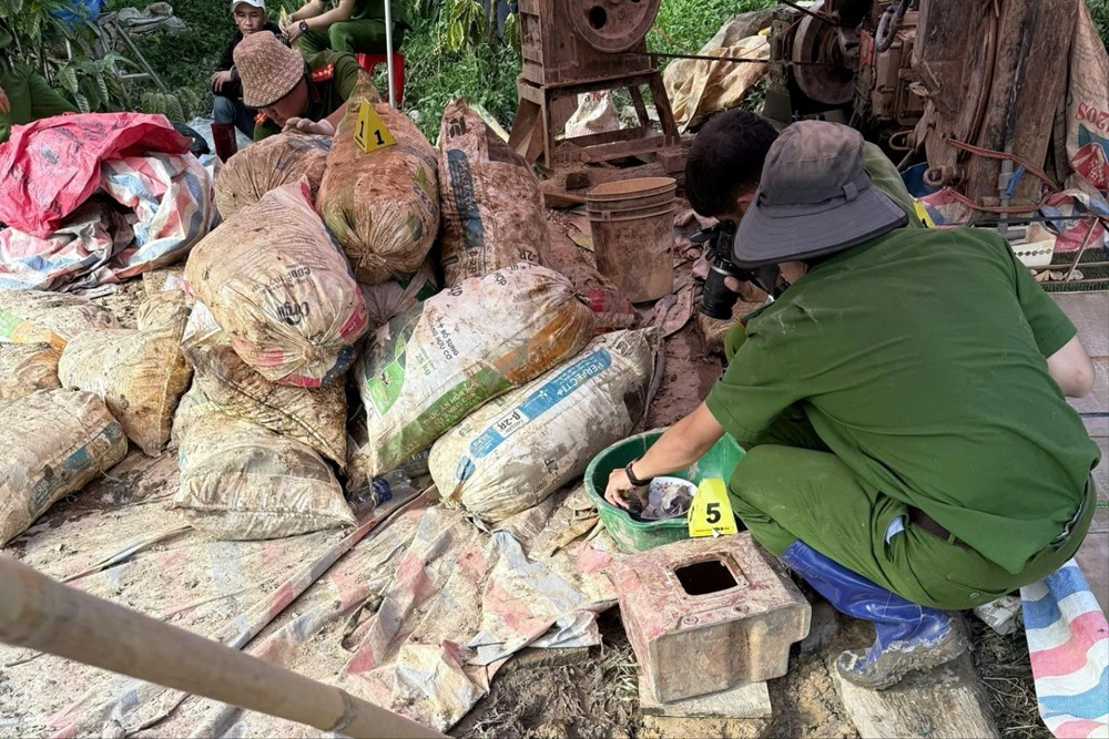 Tập kích, khống chế Bùi Văn Thanh và đồng bọn, tịch thu 18 cây vàng, 110 bao quặng - ảnh 1