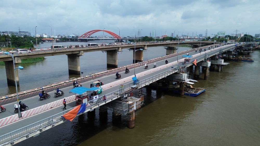 Cầu vượt sông 11.000 tấn áp dụng kỳ tích Việt Nam, nâng tĩnh không lên 1m từ hôm nay- Ảnh 1.