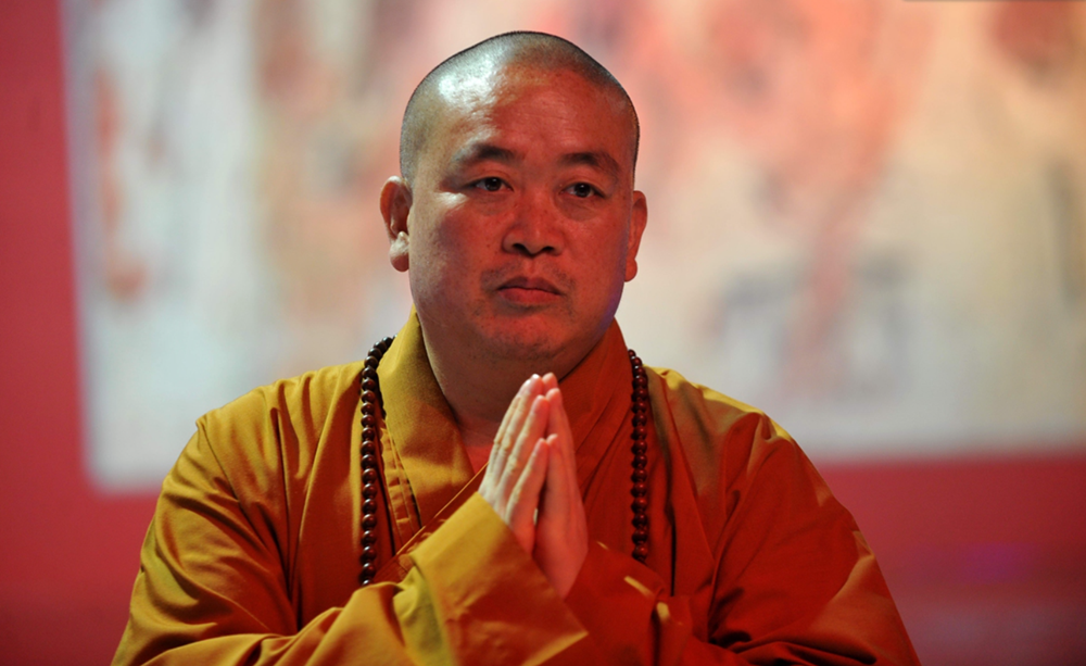 Bắt giữ cựu trụ trì nghi sở hữu tài sản hơn 79.000 tỷ, 15 chiếc xe sang, mặc áo cà sa đính đầy vàng và đá quý - ảnh 2