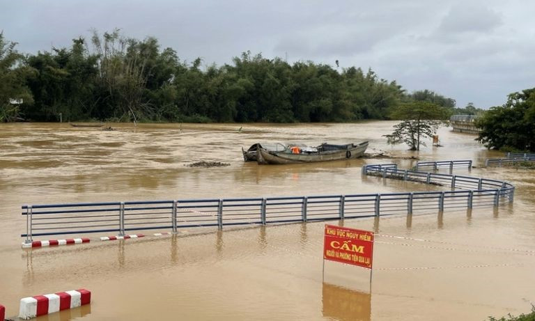 Mưa lũ nghiêm trọng khiến 14 người chết và mất tích, một tỉnh ghi nhận 7 người tử vong do sạt lở vùi xe khách - ảnh 2