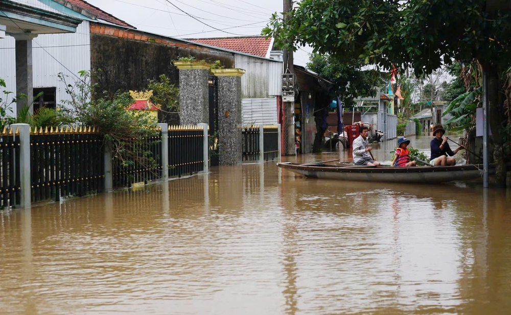 Mưa lũ nghiêm trọng khiến 14 người chết và mất tích, một tỉnh ghi nhận 7 người tử vong do sạt lở vùi xe khách - ảnh 1