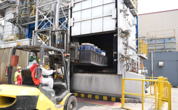 5,7 tấn tôm trong 494 thùng carton bị tiêu hủy gấp, chuyện gì xảy ra ở nền kinh tế số 1 Đông Nam Á?