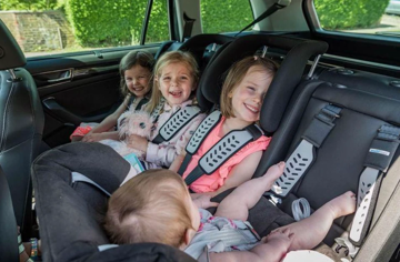 Cục CSGT: Người dân có thể sử dụng đai trẻ em, ghế trẻ em hoặc đệm trẻ em trên ô tô