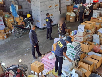 Đột kích kho hóa chất, tịch thu lô thuốc diệt cỏ, thuốc trừ sâu mang thương hiệu nổi tiếng, trị giá hơn 800 triệu đồng
